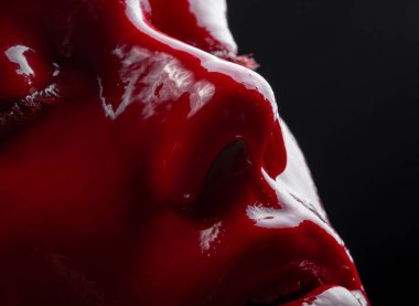 Kızların yüzü kırmızı renkle boyanmış.