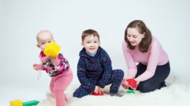 Anne ve çocukları oynarken çekilmiş görüntüler.