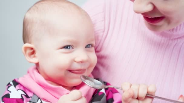 Images de la cuillère à manger d'une fille d'un an — Video