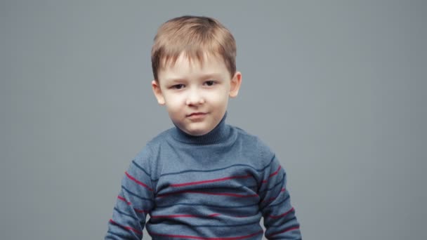 Video van kleine ernstige vier-jarige jongen — Stockvideo