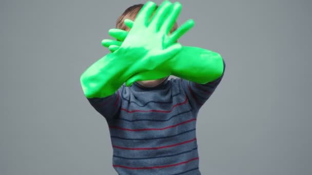 Beelden van een vierjarig jongetje in beschermende handschoenen — Stockvideo