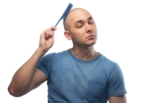 Foto de jovem careca com escova de cabelo — Fotografia de Stock