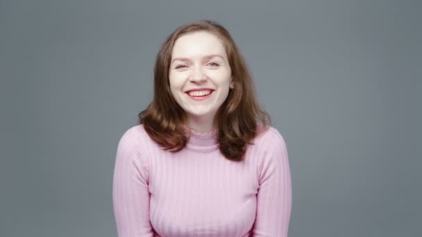 ビデオの笑いの女性でピンクturtleeck — ストック動画