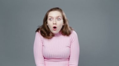 Pembe balıkçı yakalı, hayrete düşmüş kadının videosu.