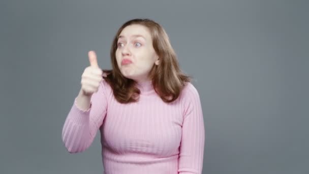 Video van vrouw in roze coltrui met inzicht — Stockvideo