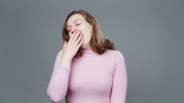 Pembe balıkçı yakalı esneyen kadının videosu.