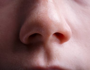 Kafkasyalı genç kadınların burun fotoğrafı, yakın plan.