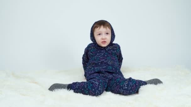 Shooting of four year old boy sitting on rug — Stock Video