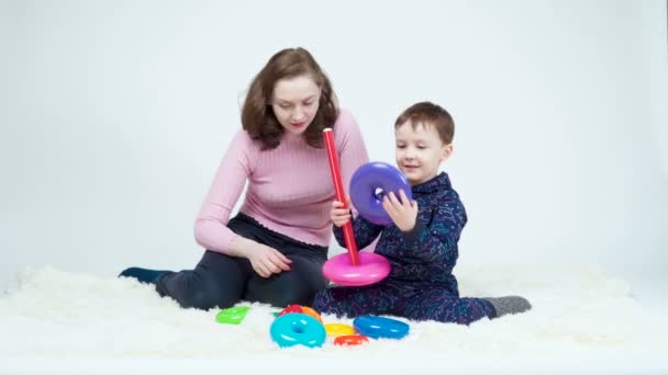 Shooting of mom and boy playing assembling pyramid — Stock Video