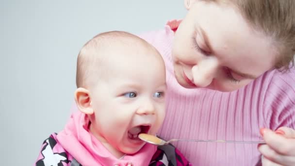Küçük kızın beslenme kaşığı görüntüsü. — Stok video