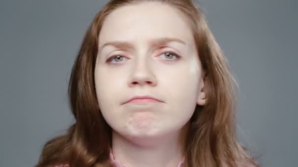 Video van ontkennende vrouw in roze coltrui, portret — Stockvideo