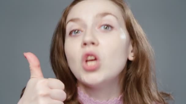 Video de mujer asintiendo con la cabeza en cuello alto rosa, retrato — Vídeo de stock