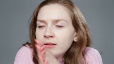 Pembe balıkçı yaka kazaklı, soğuk kadın portresi