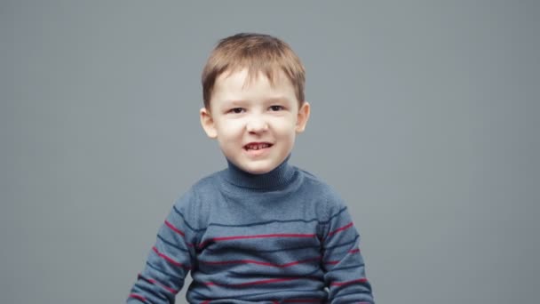 4歳の少年を承認しない撮影 — ストック動画