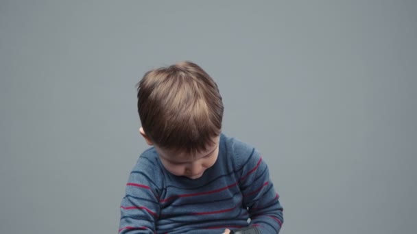 Vídeo de um menino de quatro anos brincando com pistola — Vídeo de Stock