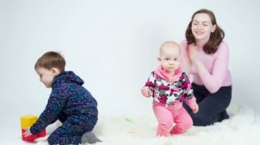 Anne ve çocukların oynadığı video.