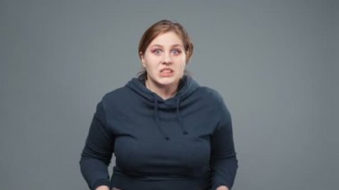Kazaklı şişman bir kadının çığlık attığı video.