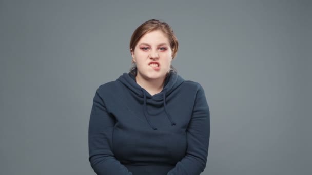Video van bezorgde stout vrouw in sweatshirt — Stockvideo