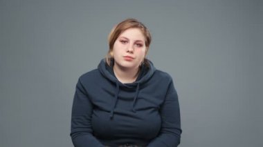 Sweatshirt 'lü şişman bir kadının videosu.
