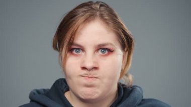 Kızgın şişman kadının videosu, portresi.