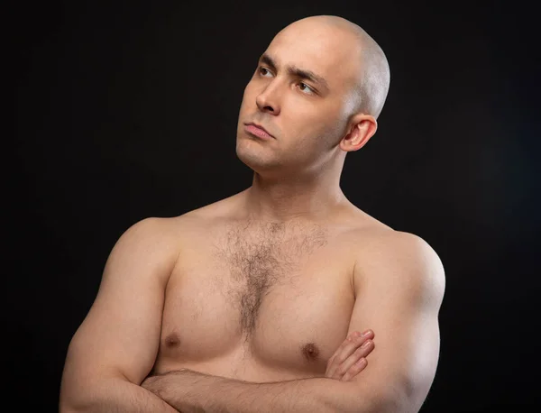 Foto de un hombre calvo y reflexivo con hombros desnudos —  Fotos de Stock