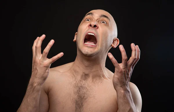 Photo d'un homme chauve hurlant les épaules nues Photos De Stock Libres De Droits