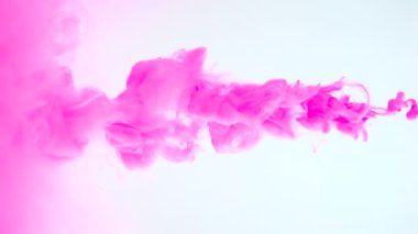 Suyun içinde akan pembe boya görüntüsü