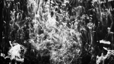 Suda akan beyaz dumanlı damlaların görüntüsü