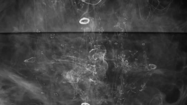 Prise de vue de fumée se dissolvant dans le liquide — Video