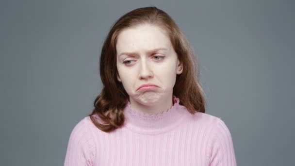 Video einer traurigen Frau in rosa Rollkragen, Nahaufnahme — Stockvideo