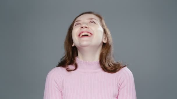 Видео смеющейся женщины в розовой водолазке, крупным планом — стоковое видео