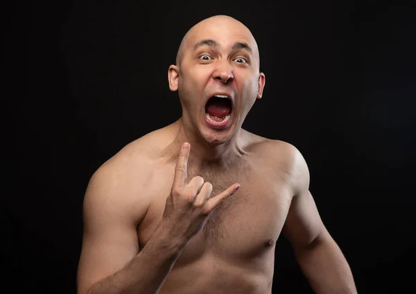 Foto av skallig man med bara axlar och get gest — Stockfoto