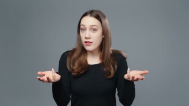 Siyah tişörtlü, kafası karışmış genç kızın videosu.