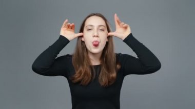 Siyah tişörtlü suratsız kızın videosu.