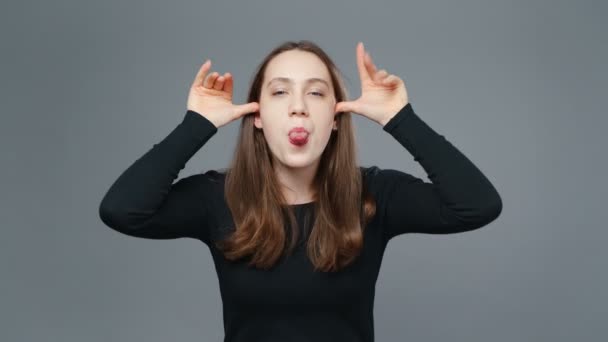 Video of grimacing girl in black shirt — Stock Video