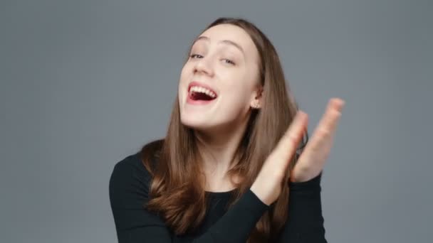 Video di applaudire ragazza in camicia nera, primo piano — Video Stock