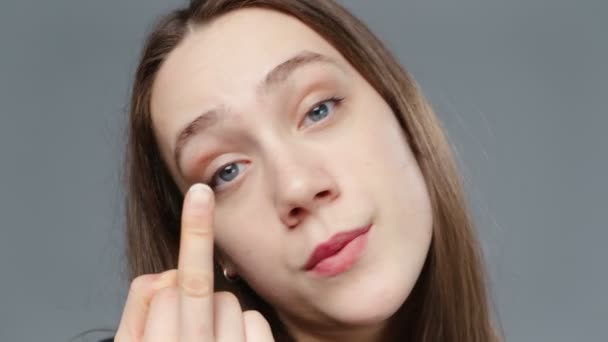 Video of young girl in black shirt showing fuck finger, portrait — Wideo stockowe