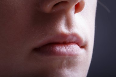 Makyajsız genç kızların dudakları.