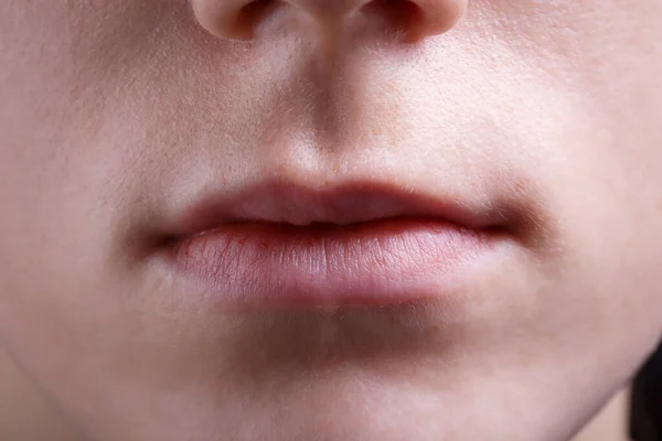 Bild på unga kvinnor läppar utan make-up — Stockfoto