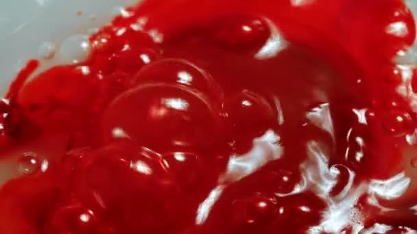 Natáčení lepkavé bublinkové červené tekutiny, zblízka — Stock video