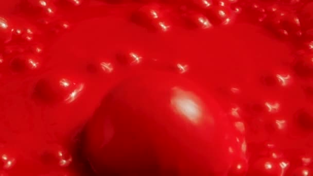 Кадры липкой красной слизи с пузырьками, крупным планом — стоковое видео