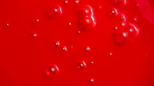 Filmación de líquido rojo con burbujas, primer plano — Vídeo de stock