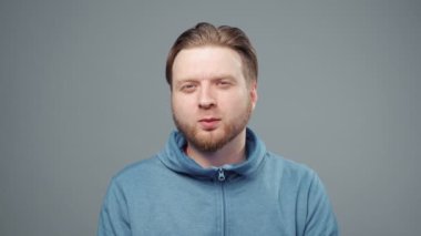 Mavi kazaklı komplocu adamın videosu, yakın plan.