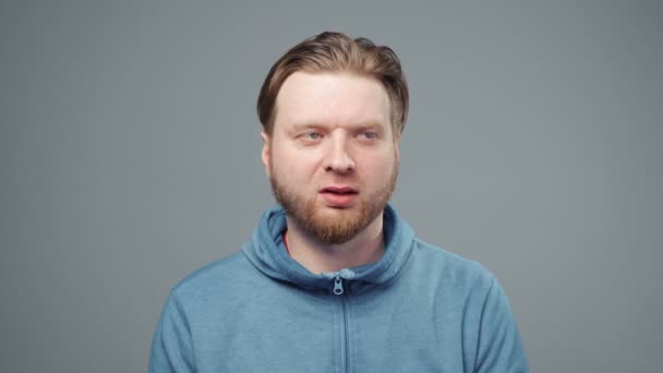 파란색 스웨트 셔츠를 입은 진정제를 복용 한 남성의 영상, 클로즈업 — 비디오