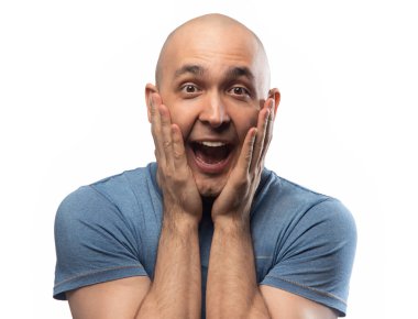 Mavi tişörtlü kel bir adamın resmi.