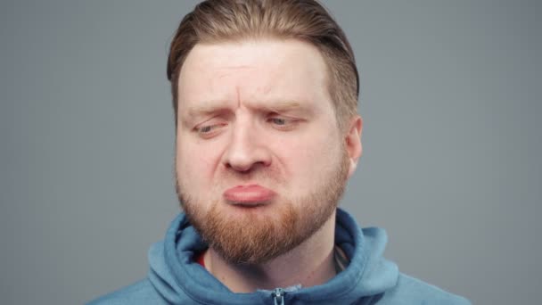 Video de hombre rubio ofendido en sudadera azul, retrato — Vídeos de Stock