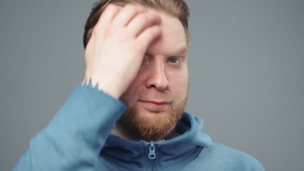 Video des eitlen blonden Mannes im blauen Sweatshirt, Porträt — Stockvideo
