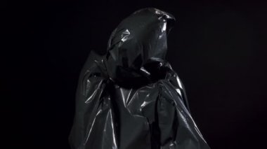 Siyah paketli insan videosu.