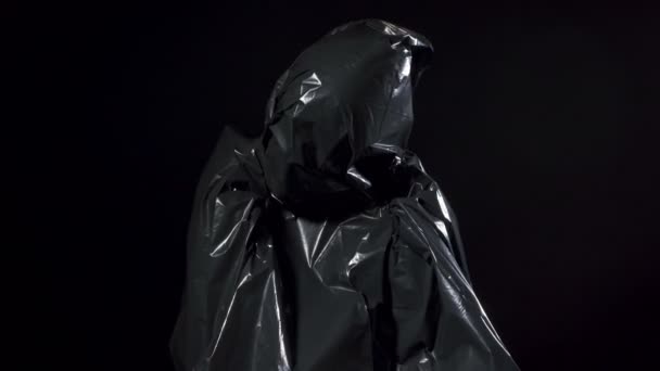 Video av människa i svart förpackning väska — Stockvideo