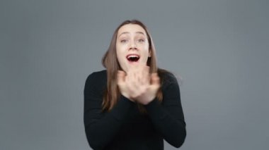 Siyah tişörtlü mutlu kızın videosu.